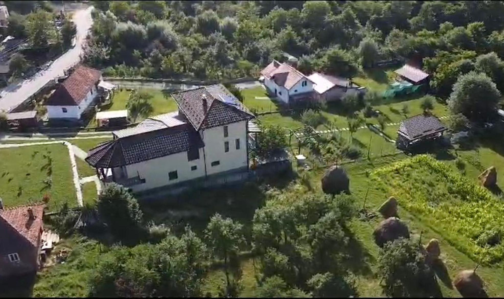 Apartament La Vila Curtea de Argeş Екстериор снимка